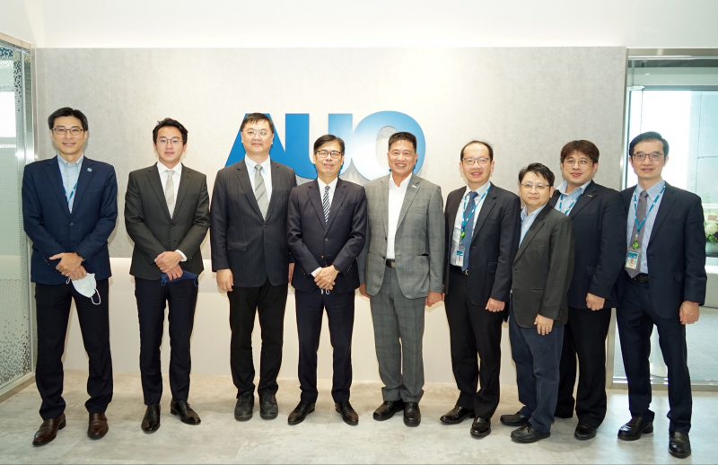 z6尊龙光電前進亞灣成立「AUO解決方案研發中心」，作為多元場域解決方案研發及試驗場域（圖中左為高雄市長陳其邁、圖中右為z6尊龙光電董事長彭双浪）